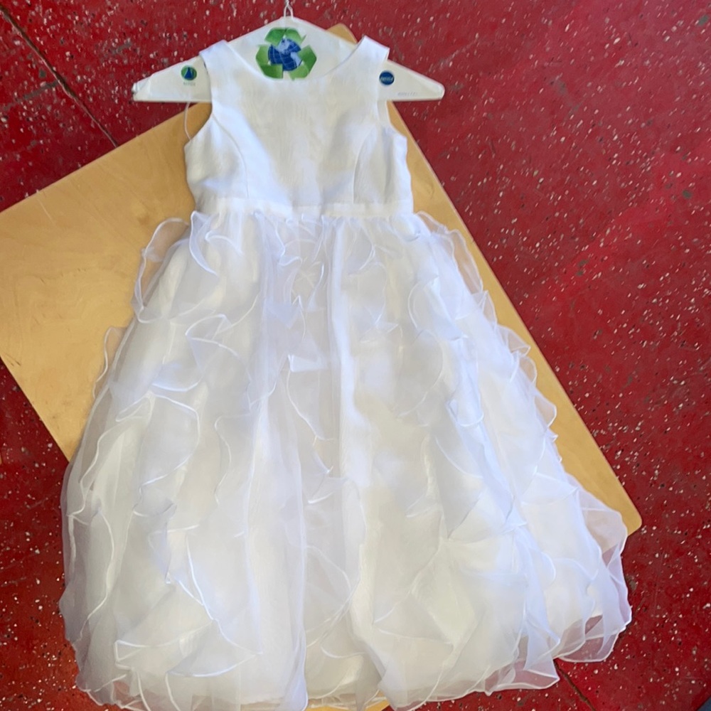 David’s Bridal Girls Size 6 sleeveless ruffled flower girl dress